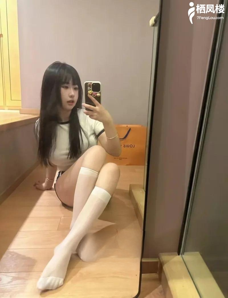 赣州大胸白虎嫩妹乖巧可爱